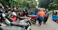 Kendaraan terparkir secara liar di kawasan Pasar Senen, Jakarta Pusat, Sabtu, 21 Februari 2026. (Sumber: Poskota/M. Tegar Jihad)