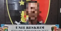 Pelaku berinisial E pencuri tas di gerbong KRL berhasil ditangkap saat hendak akan pergi ke luar kota di Stasiun Depok Baru. (Sumber: Polsek Pancoran Mas)