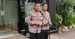 Kabid Humas Polda Metro Jaya Kombes Budi Hermanto saat menjelaskan penangkapan pelaku pencurian dengan modus tuduhan palsu berupa pelecehan seksual. (Sumber: Poskota/Ali Mansur)