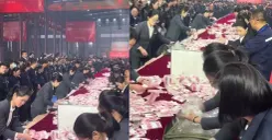 Tumpukan uang tunai lebih dari 60 juta yuan memenuhi meja utama gala tahunan Henan Mining Group, menciptakan fenomena “gunung uang” yang viral di media sosial. (Sumber: Instagram/@nowdots)