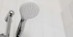 Ilustrasi. Apakah puasa tetap sah jika mandi wajib dilakukan setelah Subuh atau siang hari, Simak jawaban dan penjelasannya. (Sumber: Pexels/kaboompics)