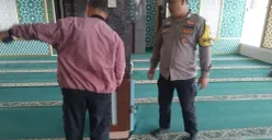 Petugas Polsek Parung memeriksa TKP pencurian uang kotak amal di Masjid Jami Sabilal, Parung, Kabupaten Bogor. (Sumber: Polsek Parung)