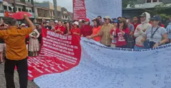 Warga Perumahan Citra 2, Kalideres, Jakarta Barat, menolak pembangunan rumah duka dan krematorium, dengan menggelar unjuk rasa. (Sumber: Istimewa)