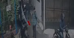 Diduga komplotan curanmor bersenjata api beraksi di wilayah Grogol Petamburan, Jakarta Barat, Sabtu, 21 Februari 2026. (Sumber: Istimewa)