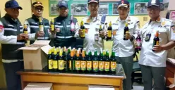 Satpol PP Jakarta Utara bersama TNI-Polri menggelar operasi gabungan minuman keras (Miras) secara serentak di enam wilayah kecamatan. (Sumber: Dok. Kominfotik Pemprov Jakarta)