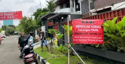 Spanduk Penolakan Lapangan Padel di Pulomas, Jakarta Timur, Minggu, 22 Februari 2026. (Sumber: Poskota/M Tegar Jihad)