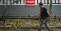 Spanduk Penolakan Lapangan Padel di Pulomas, Jakarta Timur, Minggu, 22 Februari 2026. (Sumber: Poskota/ Bilal Nugraha Ginanjar)