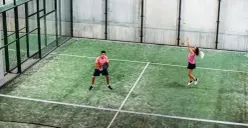 Ilustrasi, Pemprov DKI akan evaluasi seluruh lapangan padel di Jakarta buntut keluhan bising dan ganggu kenyamanan warga. (Sumber: freepik)