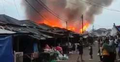 16 kios pedagang hangus dilalap api di Pasar Ikan Labuan, Pandeglang pada Minggu, 22 Februari 2026. (Sumber: Istimewa)