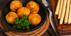 Resep buka puasa sederhana dan irit yang mudah dibuat di rumah setelah seharian menahan lapar dan dahaga. (Sumber: Freepik)