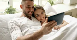 Pasangan suami istri dianjurkan menjaga adab dan waktu yang tepat dalam berhubungan intim selama bulan Ramadan agar ibadah tetap maksimal. (Sumber: Unsplash)