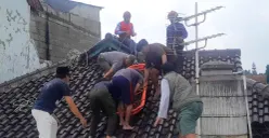 Petugas Damkar dibantu warga mengevakuasi korban yang meninggal saat membetulkan genteng rumah di Bogor. (Sumber: Damkar Bogor)