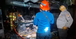Petugas damkar dan Polsek Tanara memastikan api sudah padam pada peristiwa rumah dan warung yang terbakar akibat sambaran petir. (Sumber: Polsek Tanara)