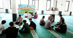Anggota Polres Metro Depok memberikan pembekalan ilmu agama pada pelaku tawuran mengikuti pesantren kilat. (Sumber: Polres Metro Depok)
