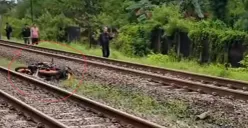 Pemotor tewas tertabrak kereta di Jalan Warung Pojok arah Utara dekat perlintasan Alas Tuwa wilayah Kalideres, Jakarta Barat, pada Senin, 23 Februari 2026. (Sumber: Istimewa)