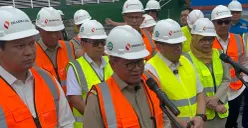 Gubernur Jakarta, Pramono Anung meninjau kegiataan penerimaan sapi impor dari Australia di Jakarta Utara, Senin, 23 Februari 2026. (Sumber: Poskota/Pandi Ramedhan)