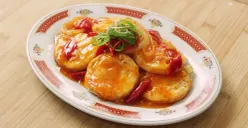 Resep menu telur asam manis ala Chef Devina Hermawan. (Sumber: YouTube/Devina Hermawan)