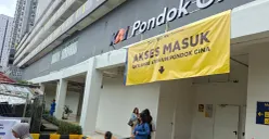 Penumpang harus masuk melewati Gate Area Barat Stasiun Pondok Cina yang baru terhubung lorong Apartemen Samesta Mahata Margonda, Senin, 23 Februari 2026. (Sumber: Poskota/Angga Pahlevi)