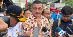 Anggota DPRD DKI Jakarta, Hardiyanto Kenneth saat melihat proyek Flyover Latumenten yang dikeluhkan karena bikin macet, Senin, 22 Februari 2026. (Sumber: Istimewa)