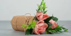 Ilustrasi - Kontroversi bunga titipan Arvhie Hanafi untuk sang istri, Jesica Caren dibagikan tanpa izin. (Sumber: Freepik/azerbaijan-stockers)