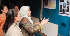 Direktur Jenderal Perumahan Perkotaan, Sri Haryati meninjau penataan kawasan padat penduduk di Menteng Tenggulun, Jakarta Pusat. (Sumber: Dok. Istimewa)