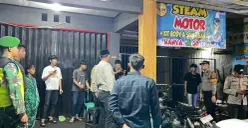 Personil gabungan saat memberikan imbauan kepada remaja. (Sumber: Polsek Petir)