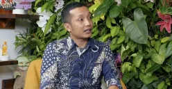 Pengakuan ayah Nizam dalam podcast Denny Sumargo mengungkap dugaan kekerasan, konflik keluarga, dan berbagai kejanggalan sebelum bocah 12 tahun itu meninggal dunia. (Sumber: YouTube/CURHAT BANG Denny Sumargo)