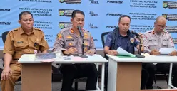 Jumpa pers penangkapan belasan remaja yang terlibat perang sarung di Mapolsek Pesanggrahan, Jakarta Selatan, Selasa, 24 Februari 2026. (Sumber: Poskota/Angga Pahlevi)