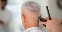 Ilustrasi orang sedang mencukur rambut. (Sumber: Pexels)