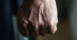 Ilustrasi, kronologi penganiayaan yang dialami 3 karyawan SPBU Cipinang. (Sumber: freepik)