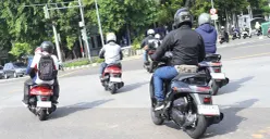 Ilustrasi, 5 tips penting berkendara sepeda motor saat puasa agar tetap aman dan fokus di jalan selama Ramadhan. (Sumber: WMS)