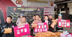 Polisi menunjukan sejumlah barang bukti, dalam gelar perkara di Mapolres Cimahi, Jalan Amir Machmud, Selasa 21 Februari 2026. (Sumber: Poskota/Gatot Poedji Utomo)