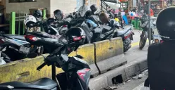 Parkir liar di Tanah Abang, Jakarta Pusat, Selasa, 24 Februari 2026. (Sumber: Poskota/M Tegar Jihad)