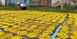 Kerupuk mie dijemur pabriknya di wilayah Kampung Kaumpandak, Desa Karadenan, Kecamatan Cibinong, Kabupaten Bogor. (Sumber: Poskota/Giffar Rivana)