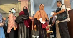 Seorang warga menerima paket sembako dalam program Berbagi Bingkisan Ramadhan, Cahaya Berkah Ramadhan 1447 H yang digelar YBM PLN UID Jakarta Raya di Masjid Nurul Falah, Gambir, Jakarta Pusat. (Sumber: Istimewa)