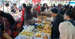 Pedagang takjil di Bendungan Hilir, Jakarta Pusat, Rabu, 25 Februari 2026. (Sumber: Poskota/M Tegar Jihad)
