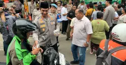 Polres Metro Jakarta Barat membagikan takjil gratis kepada masyarakat, Rabu, 25 Februari 2026. (Sumber: Poskota/Pandi Ramedhan)