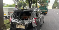 Truk ayam rem blong hingga terguling, satu unit mobil pribadi rusak. (Sumber: Poskota/Giffar Rivana)