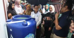 Direktur Utama PAM Jaya bersama Ketua TP PKK saat menyerahkan toren air kepada warga. (Sumber: Dok. Pemprov Jakarta)