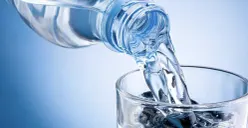 Air putih menjadi sumber hidrasi utama selama puasa Ramadan untuk menjaga tubuh tetap seimbang dan mencegah dehidrasi. (Sumber: Wilkimedia Commons)