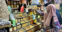 Pembeli kue lebaran di Pasar Jatinegara, Jakarta Timur, Kamis, 26 Februari 2026. (Sumber: Poskota/M. Tegar Jihad)