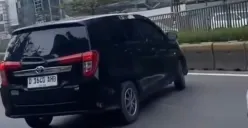 Aksi ugal-ugalan seorang pengemudi mobil Toyota Calya hitam di Jalan Gunung Sahari Raya, Sawah Besar, Jakarta Pusat. (Sumber: Instagram/@lintasjakartaupdate)