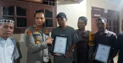 Polisi memberikan penghargaan kepada warga yang telah berhasil menangkap pelaku tawuran di Depok. (Sumber: Poskota/Angga Pahlevi)