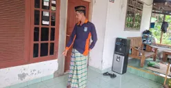 Dasuki, pensiunan pegawai BUMN menunjukan lokasi tempat parkir motor honda beat yang menjadi percobaan pencurian pelaku curanmor. (Sumber: Poskota/Angga Pahlevi)