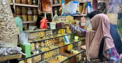 Pembeli kue lebaran di Pasar Jatinegara, Jakarta Timur, Kamis, 26 Februari 2026. (Sumber: Poskota/M Tegar Jihad)