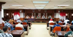 Rapat koordinasi audiensi Pemkot Jakarta Barat terkait pembangunan rumah duka dan krematoriun di Kalideres yang ditolak warga, Kamis, 26 Februari 2026. (Sumber: Istimewa)