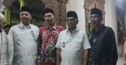 Gubernur Banten, Andra Soni saat foto bersama dalam acara Safari Ramadhan di Cisata, Pandeglang. (Sumber: Poskota/Samsul Fatoni)