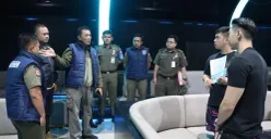 Satpol PP Kabupaten Tangerang saat melakukan sosialisasi dan pengawasan di salah satu tempat hiburan. (Sumber: Poskota/ Veronica)