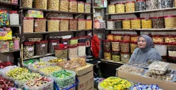 Pedagang kue lebaran di Pasar Jatinegara, Jakarta Timur, Kamis, 26 Februari 2026.