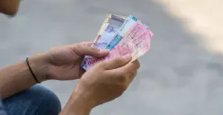 Ilustrasi pekerja menerima slip pembayaran THR menjelang hari raya. (Sumber: Freepik)